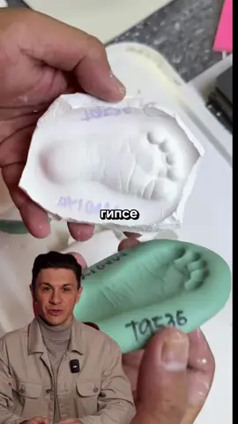 Воспоминания в гипсе В Дубае мужчина создает отпечатки и зарабатывает на этом. Он делает глиняные отпечатки рук и ног детей, раскрашивает их и оформляет в рамки. Получается значимый сувенир для родителей и детей. Его работы варьируются от рамок с отпечатками до статуэток всей семьи. Клиенты заказывают их как для себя, так и в качестве подарков, так как такие личные вещи ценятся почти всеми. Больше бизнес идей у меня в профиле. #москва #россия #идеибизнеса #идеидлябизнеса #бизнесидеи     