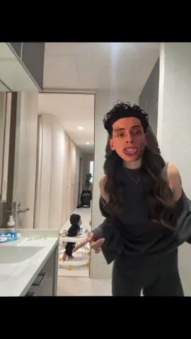 最近は歩行器でずっとついてきます。#fypシ #08 #17歳ママ #5ヶ月ベビー #重すぎて抱っこできません 