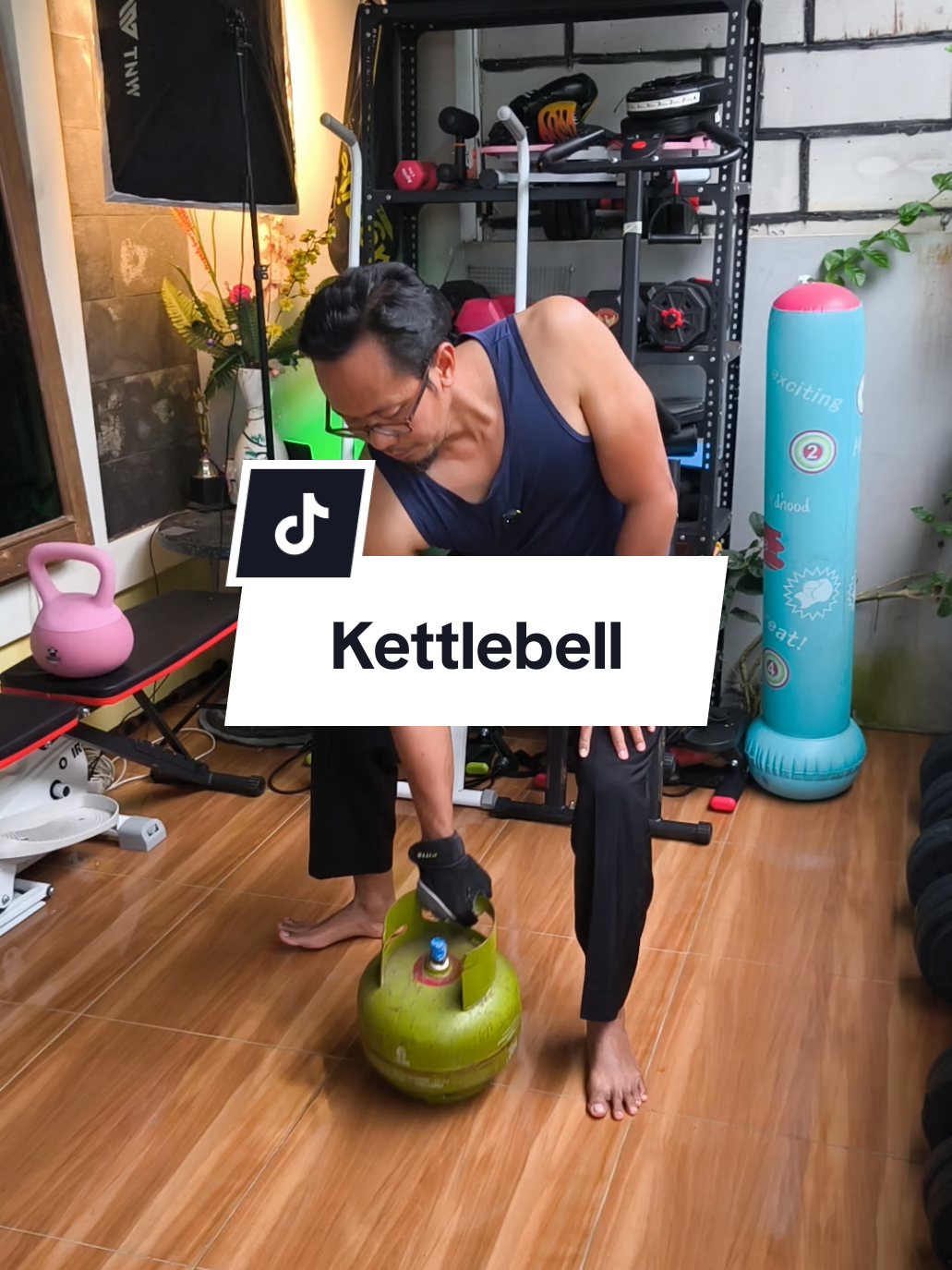 Pake kettlebell yg lunak lebih praktis kok juga lebih aman ya #kettlebell #kettlebells #kettlebellworkout 