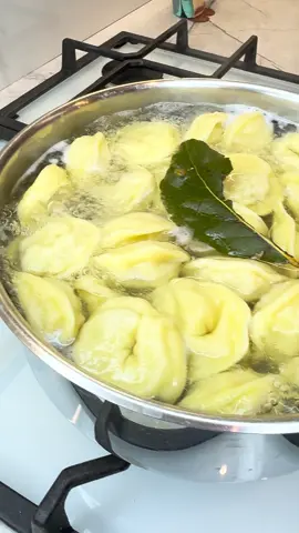 Домашние пельмени — вкус детства .  Ничто не сравнится с ароматом свежесваренных домашних пельменей!  Попробуйте приготовить — и вы больше не захотите покупать магазинные! В моём телеграмм канале ещё больше рецептов и другого контента, ссылка в шапке профиля. Или наберите в поиске телеграмм: Алёнка Краснодар  Ингредиенты: Для теста: Вода — 1 стакан (250 мл) Яйца — 2 шт. Соль — 1 ч. ложка Растительное масло — 2 ст. ложки Мука — 600 г Для фарша: Мясо (свинина, говядина или смешанный вариант) — 500 г Лук — 100 г Соль и перец — по вкусу Холодная вода — 30 мл Готовьте с настроением, лепите с любовью, и у вас получится именно то — что хочется назвать по-домашнему вкусно! Всем приятного аппетита и хорошего настроения #рецепт