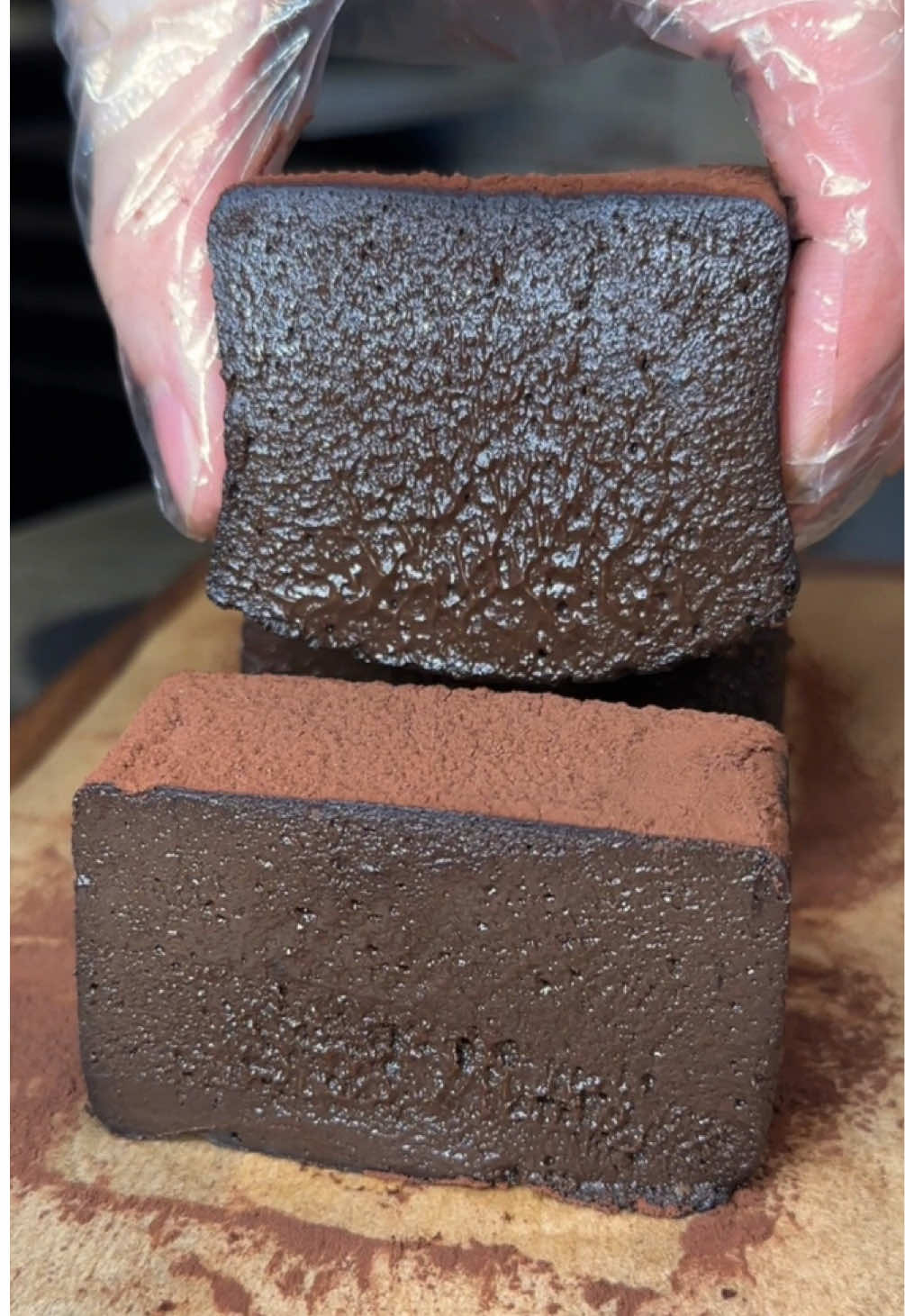 チーズケーキ専門店が作る濃厚チョコチーズケーキ🍫 チョコケーキだけど、チーズの味もしっかりとした味わいで、チョコ・チーズケーキ好きにはたまらない🤤 福岡/桜坂 🏠店名 【 カカ チーズケーキ ストア サクラザカ 】 ⁡ ⁡🗒メニュー ○ ショコラ 3,500円 📍場所 福岡県福岡市中央区六本松3丁目1-58 🕒営業時間 10:00～18:00 【定休日】不定休 🏠 Shop Name 【 KAKA Cheesecake Store Sakurazaka 】 📍 Location 3-1-58 Ropponmatsu, Chuo-ku, Fukuoka City, Fukuoka Prefecture 🕒 Business Hours 10:00 AM – 6:00 PM 【Closed】 Irregular holidays #福岡グルメ #japanesefood #tiktokfood