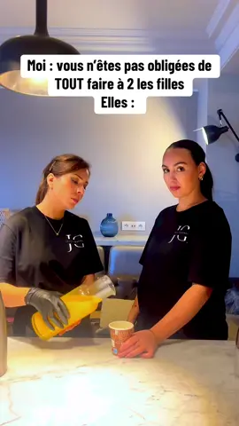 Certaines équipes ont une organisation millimétrée. Nous, on a Farah & Ryan : une carafe = 4 mains, un frigo = 2 cerveaux, un chalumeau = double danger 🔥😂 Productivité discutable, complicité imbattable. #JulieGourmet #TraiteurPasCommeLesAutres #BonneAmbianceObligatoire #traiteurparis 