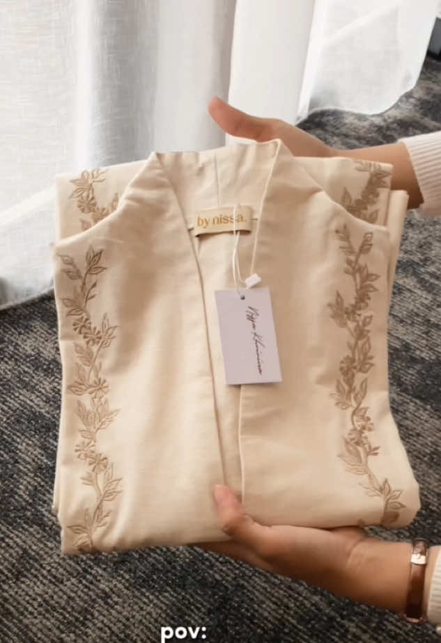 Long outer ini solusi tepat tampil elegan dengan satu item outfit aja 😉🌸 