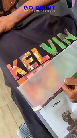 Estampagem de Camisetas Na Go Print, transformamos tecidos em expressão! 👕✨ Cada camisa estampada é uma forma única de comunicar estilo, criatividade e identidade. Seja para eventos, empresas, marcas ou uso pessoal, garantimos cores vivas, durabilidade e acabamento profissional. 👉 Personalize hoje mesmo a sua e leve a sua ideia para o mundo! 🔖 Tags: #GoPrint #Estampagem #CamisasPersonalizadas #DesignCriativo #EstiloComIdentidade 