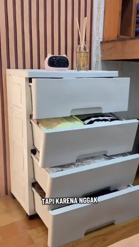 Baru sadar… yang bikin kamar keliatan berantakan tuh bukan bajunya, tapi nggak ada tempat nyimpennya 😭🩷 #kamarrapi #homedecor #lemariestetik #fyp #homeliving 