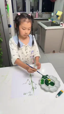 我姑娘今天的美术作业是画竹子，一分钟不到她说她画好了。。。你们要不要也画一幅同款😂🤣 #看一遍笑一遍   #搞笑   #上熱門   #上推薦   #推薦 