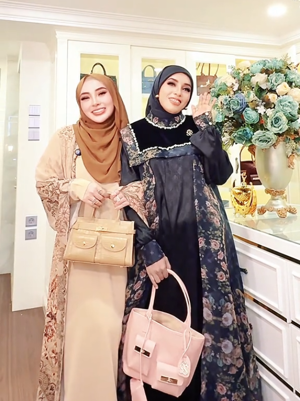 #shellasaukia_make_over_safitri  #shellasaukia_bantu_safitri  #safitri_olshop_aceh_viral  #suami_ceraikan_istri_setelah_jadi_p3k  #fyppppppppppppppppppppppp 