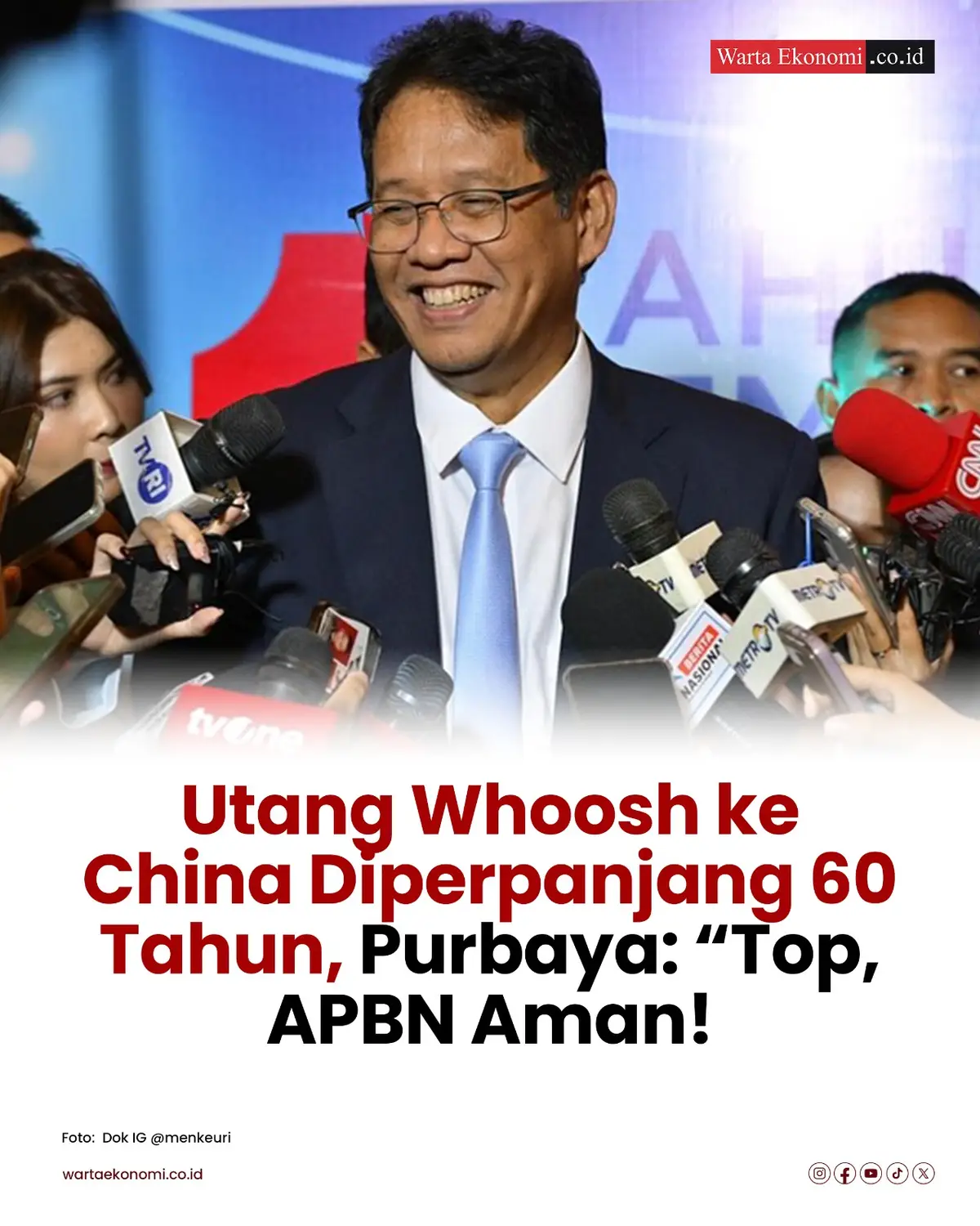 Menteri Keuangan Purbaya Yudhi Sadewa menyambut positif hasil kesepakatan restrukturisasi utang proyek Kereta Cepat Whoosh dengan pihak China. Dalam restrukturisasi terbaru ini, tenor utang diperpanjang menjadi 60 tahun dari sebelumnya 40 tahun. Purbaya menegaskan keputusan ini meringankan beban fiskal negara karena Anggaran Pendapatan dan Belanja Negara (APBN) tidak ikut menanggung pembayaran utang tersebut. Sementara itu, COO Danantara Dony Oskaria mengungkapkan tim negosiasi yang terdiri dari pemerintah dan PT KCIC akan berangkat ke China untuk merampungkan pembahasan akhir. Negosiasi ini mencakup penentuan suku bunga dan mata uang pembayaran utang. Dony menargetkan seluruh proses restrukturisasi diselesaikan tahun ini, seiring dengan kinerja keuangan KCIC yang diklaim tetap positif. Naskah dan Desain: Asep Suherman #Whoosh #KCIC #PurbayaYudhiSadewa #RestrukturisasiUtang #ChinaIndonesia 