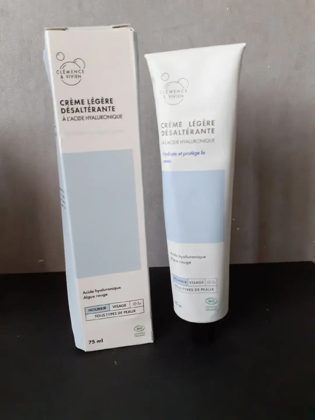 Je remercie @blissim pour cette nouvelle sélection, je vais découvrir la crème légère désaltérante pour le visage 75ml de la marque CLÉMENCE & VIVIEN. Une crème à l'acide hyaluronique,  Algue rouge qui hydrate et protège la peau, qui désaltére et la gorge en eau instantanément sans laisser  de toucher gras et qui s'adapte à tous les types de peaux. C'est parti pour le test, je vous dis à bientôt pour vous donner mon ressenti. Je peux dèjà vous dire que l'odeur est divine. @collaborationcommerciale@clemence&Vivien #testproduit #blissim #crèmelégèredésalétante #cremevisage #acidehyaluronique 