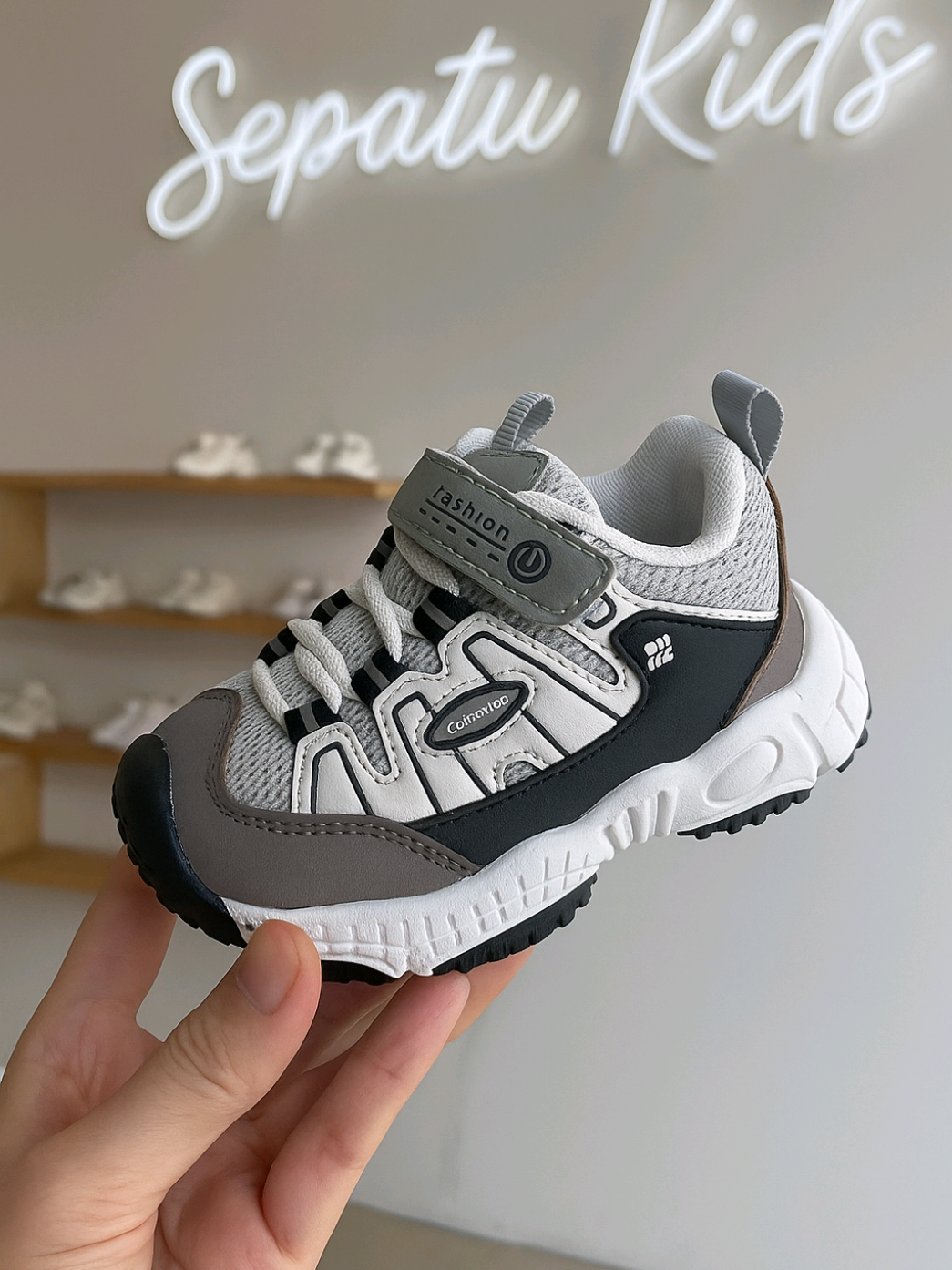 Sepatu Sneakers Anak Laki Laki & Perempuan Usia 1-5 thn  #sepatuanak #sepatusneakers #fashionanak #sepatumurah #wibgajian 
