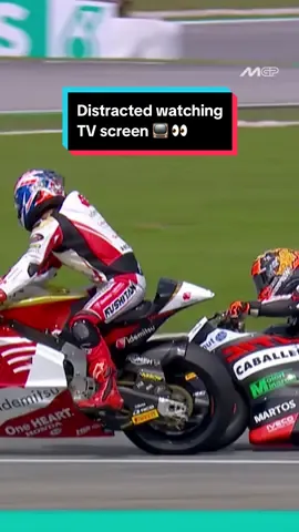 It went almost all wrong for Aron Canet as he was too busy watching the big screens 📺😅 #MalaysianGP 🇲🇾 #MotoGP #Moto2 #SportsOnTikTok 