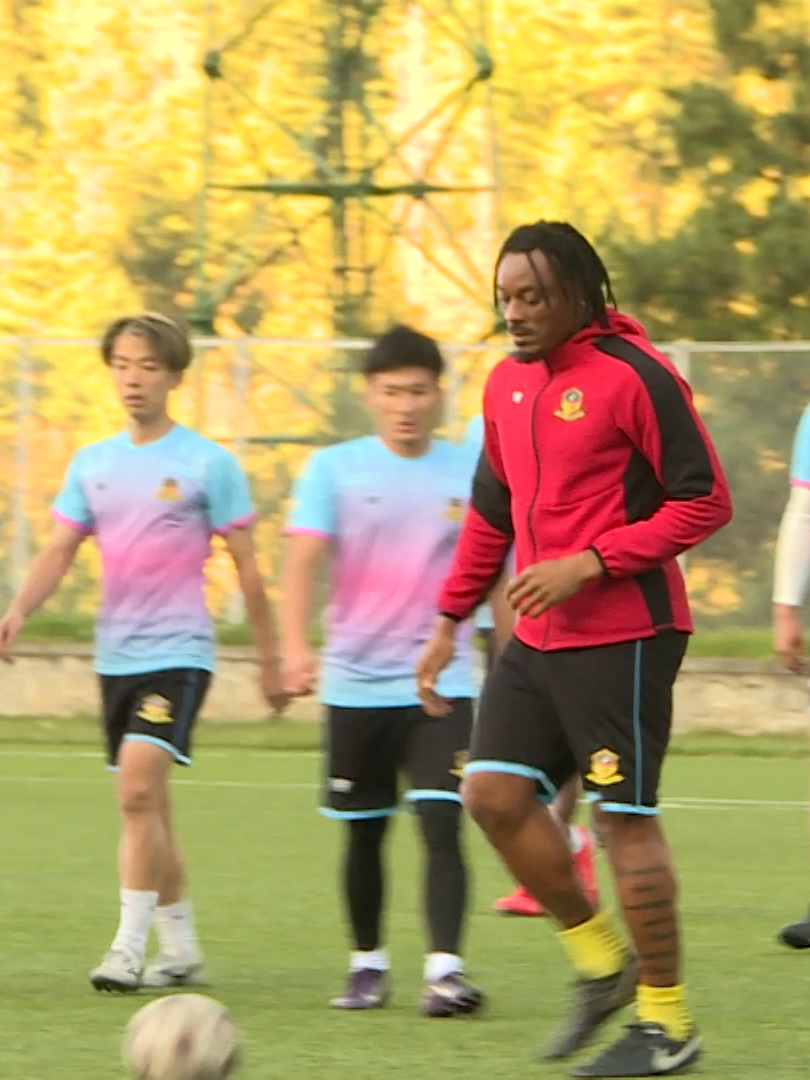 𝗣𝗮𝗿𝗼 𝗙𝗖 𝗴𝗲𝗮𝗿 𝘂𝗽 𝗳𝗼𝗿 𝗔𝗙𝗖 𝗖𝗵𝗮𝗹𝗹𝗲𝗻𝗴𝗲 𝗟𝗲𝗮𝗴𝘂𝗲 𝗚𝗿𝗼𝘂𝗽 𝗦𝘁𝗮𝗴𝗲 𝗺𝗮𝘁𝗰𝗵𝗲𝘀 Paro FC is gearing up for the group stage of the 2025-26 AFC Challenge League. This is the furthest progression ever achieved by a Bhutanese football club in an AFC competition. This will be Paro FC’s second appearance in the tournament. The group stage matches will kick off this Saturday at the Changlimithang Stadium. <For more details, click the link on @bbsbhutan_news Bio> #AFC #football #Parofc #bhutanese #Bhutan #bbsnews