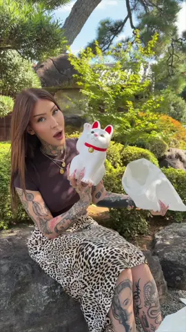 Als echt kattenvrouwtje kon ik deze tempel natuurlijk niet overslaan 🐾! Hier maak je een wens met je katje, neemt ‘m mee naar huis, en als je wens uitkomt… breng je hem terug als dankoffer. 🐱 #kattentempel #japan 