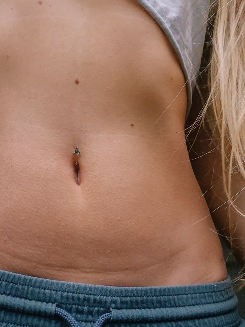 I don't know if my bellybutton is bitter with or without a navelpiercing 🤷‍♀️😬❤️ #bellypiercing #navel #hideandseek #belly #navelpiercing 