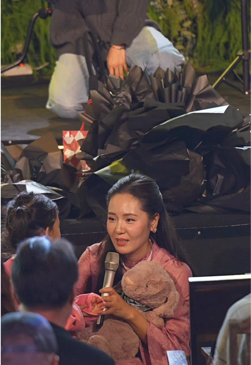 Chụp hình xong rồi cô xin lại gấu nhớ 😁😁😁 #phuonglinh  #phuonglinhofficial  #tranphuonglinh  #FCphuonglinh 