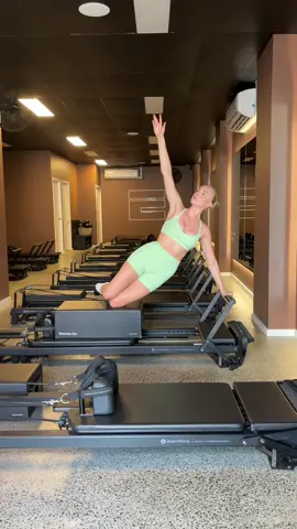 Oblique perfection @Muscle Republic AIRE Collection launched today. Set in shade Matcha 🍵 Use ELIZAM at checkout 🪽 #reformerpilates #sideplank #reformerflow #pilatesinstructor #reformerinstructor 