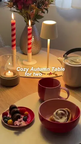 Wer sagt, dass der Herbst nur grau und braun sein muss? 💗🍂 Mit unserer neuen Asa Joy Kollektion holen wir uns die bunten Akzente direkt auf den Tisch❣️ Fröhliche Farben treffen auf gemütliche Herbststimmung✨