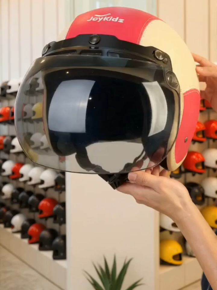 Si kecil makin pede tiap diajak jalan soalnya helmnya lucu abis  Bogo emang nggak pernah gagal bikin anak keliatan stylish #helmet #HelmAnak #helmanakretro #helmanakbogo #joykidz #joykidzhelmet #joyfulriding