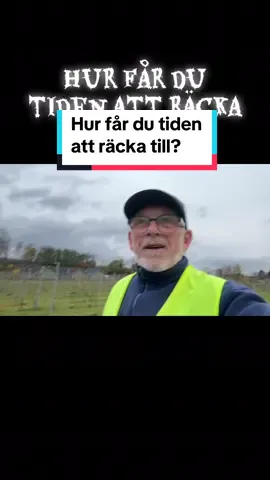 Hur får jag tiden att räcka till? Ja, jag tänker på... Jag går just nu igenom en vinplantage, en nyplanterad vingård. Och här har man då planterat, ja, troligtvis tiotusen vinrankor som ska skapa vin, som man ska göra vin av. Den åkern här, den är tredje året nu. De fick väl några få vindruvor på den. Den här som är på andra sidan här satte de förra året. Inte en druva, men en väldig massa vindruvor eller, eh, plantor. Här är långsiktiga projekt. Här sätter man tiden på att kunna skörda om fem, sju år. När, eh, vinstockarna har blivit så starka så de ger bra skörd . Jag är mycket inne på det här att vi har så bråttom. Allting ska ske direkt. Men det är nog inte riktigt så egentligen. Eh, man får ta den tid som man har tillgång till. Nu är det som så. Nu måste jag säga. Jag fick lära mig en gång i tiden. Eh, jag jobbade med försäljning på ett större företag i Sverige och jag hade inte tid. Tiden räckte inte till till allt jag skulle göra eller ville göra i, i min profession som säljare till större företag, landsting, universitet, högskolor, kommuner. Ja, den typen av stora konton. Och då fick jag lära mig av en, eh, mentor att du får titta igenom, vad gör du på dagen? Var tar din tid vägen? Så jag fick, jag fick helt enkelt göra en kalender med, eller ett ark, där jag skrev under en hel vecka så skrev jag: Vad gör jag varje timma under tolv timmars vakentid eller arbetstid? Alltså, från och med stiger upp så skrev jag vad gör jag nu? Och sen höll jag på så hela dagen. En gång i timman så skrev jag en rapport vad jag hade gjort för stunden. Och det är väl där som man upptäcker, och jag tror många i den här moderna tiden kommer att bli väldigt medvetna om helt plötsligt att kanske både två och tre timmar går åt till att checka den här mobiltelefonen och se har det kommit nånting? Nånting som, som, som jag, ja som är viktigt kanske för mig, som jag tror att det här kan jag inte undvara. Ja, vad vet jag? Men, eh, gör det. Ta och kontrollera hur, jag menar har du ont om tid? Eh, får inte ihop livspusslet? Ta och skriv upp under en veckas tid. Vad händer varje vecka? Eller inte varje vecka. Vad händer varje dag i en vecka? Tolv timmar om dan. Skriv vad som händer. Sen tittar vi på det och så får vi se vart din tid tar vägen. För det är som så att mycket av oro och stress kommer ju igenom att tiden inte räcker till. Man blir slav under tingen brukar man säga va och tiden, slav under tiden. Man får inte till det. Eh, vad har jag glömt? Vad, vad har jag? Vad är viktigast just nu? Hur...? Ja, ja ni känner va? Det är mycket nu. Det är mycket nu. Och det viktigaste är, tror jag, ta reda på hur din arbetsdag ser ut. Skriv upp det och så tittar vi på det sen. Allt från Kalex #oro #tiden #stress #livskvalitet 