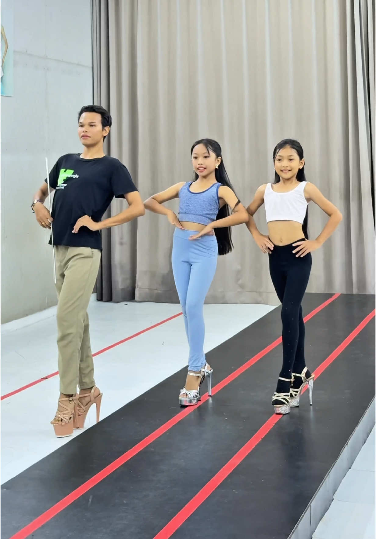 Walk like you already wear the crown 👑.” With Kanha Slerkcher Catwalk Class  #kanhaslerkchercatwalkclass #studentkanhaslerkcher 