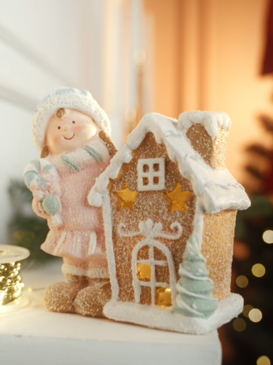🆕НОВИНКА🆕 Дівчинка з пряничним будиночком🎁 Мила керамічна фігурка у вигляді маленької дівчинки поруч із пряничним будиночком - затишний акцент у новорічному інтер'єрі.  Компактні розміри роблять її ідеальним доповненням полиць, підвіконня або святкового столу, а м'яке підсвічування та штучний сніг надають фігурці особливого казкового шарму. 📏 15*8*16 см ✅ 459 грн. #новийрік #подарунок 