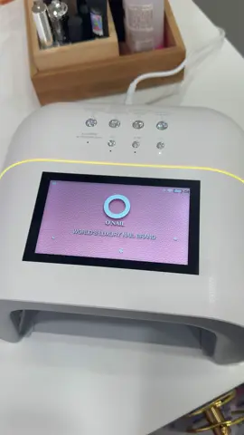 La IA ha llegado a Bella Donna, porque nos preocupamos por ti 🩷 Con esta nueva lámpara de secado, solo le dará la luz a tus uñas y si mueva los dedos… la luz se mueve contigo!  Reserva tu cita a través de Booksy y ven a conocer nuestro nuevo local en la calle Cuba,20🤍💅 Te esperamos con más comodidades y nuevos servicios! #vigo #nails #lamparadeuñas #onail #inteligenciaartificial