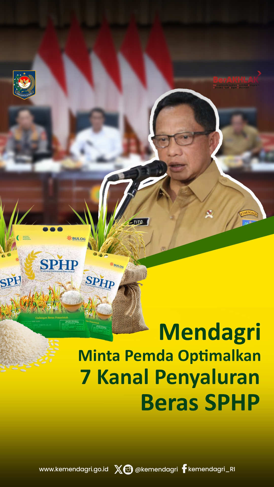 Jaga Stabilitas Harga, Wujudkan Ketahanan Pangan Nasional 🍚🇮🇩 Mendagri Muhammad Tito Karnavian mendorong pemerintah daerah untuk mengoptimalkan tujuh kanal penyaluran beras SPHP, agar pasokan dan harga beras tetap stabil di seluruh Indonesia. Tujuh kanal tersebut mencakup pasar rakyat, koperasi desa merah putih, outlet pangan binaan Pemda, BUMN, instansi pemerintah, Rumah Pangan Kita (Perum Bulog), serta ritel modern. Melalui kerja sama lintas sektor pemerintah berkomitmen menjaga daya beli masyarakat dan menekan potensi inflasi daerah. #Kemendagri #SPHP #StabilisasiHarga #KetahananPangan #setahunberdampak 