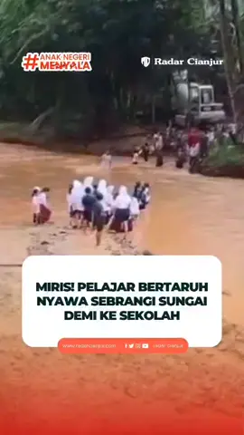 Miris! Anak Sekolah di Pandeglang Harus Lawan Arus Sungai Demi Belajar Pelajar SD dan SMP di Kampung Cegog, Kabupaten Pandeglang, Provinsi Banten, harus bertaruh nyawa menyeberangi sungai deras setiap hari untuk pergi dan pulang sekolah. Kondisi ini terjadi setelah jembatan gantung penghubung antar-kampung hanyut terbawa arus pada Oktober 2024 dan belum juga dibangun kembali hingga kini. Warga setempat, Firdaus, mengatakan pemerintah sempat menjanjikan pembangunan ulang jembatan, namun tak ada realisasi hingga saat ini. “Kalau tidak salah, jembatan itu ambruk pada awal Oktober tahun lalu. Tapi sampai tahun 2025, pembangunan jembatan tidak kunjung direalisasikan atau nihil,” ujarnya #radarcianjur 