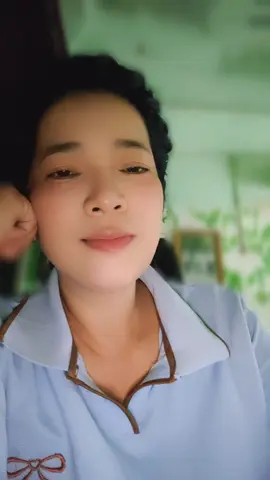 Cơn mưa nặng thêm, cố dấu nỗi đau trong.