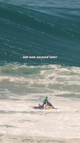 Talking about perfect timing 😳 @lucasfinkrj pulls up to rescue and you can see that big waves don’t wait.  #bigwaves #jetski #rescue 