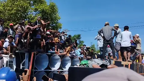 သရက်တပင် ကထိန်ပွဲမှာ အားမာန်vsငွေဇင်ဖြိုး ဘယ်သူသာလဲဆိုတာကိုဘာသာဆုံးဖြက်ကြ😆😆😆#အားမာန် #မတူရင်လာမတုနဲ့👌👌 #😄အသံအနေထားကိုရှိုး😂 #အဲ့အဆင့်လောက်နဲ့တက်မလာနဲ့တောက်ချလိုက်မယ်😏😏😏😏😏😏 @Nan Htike Aung 