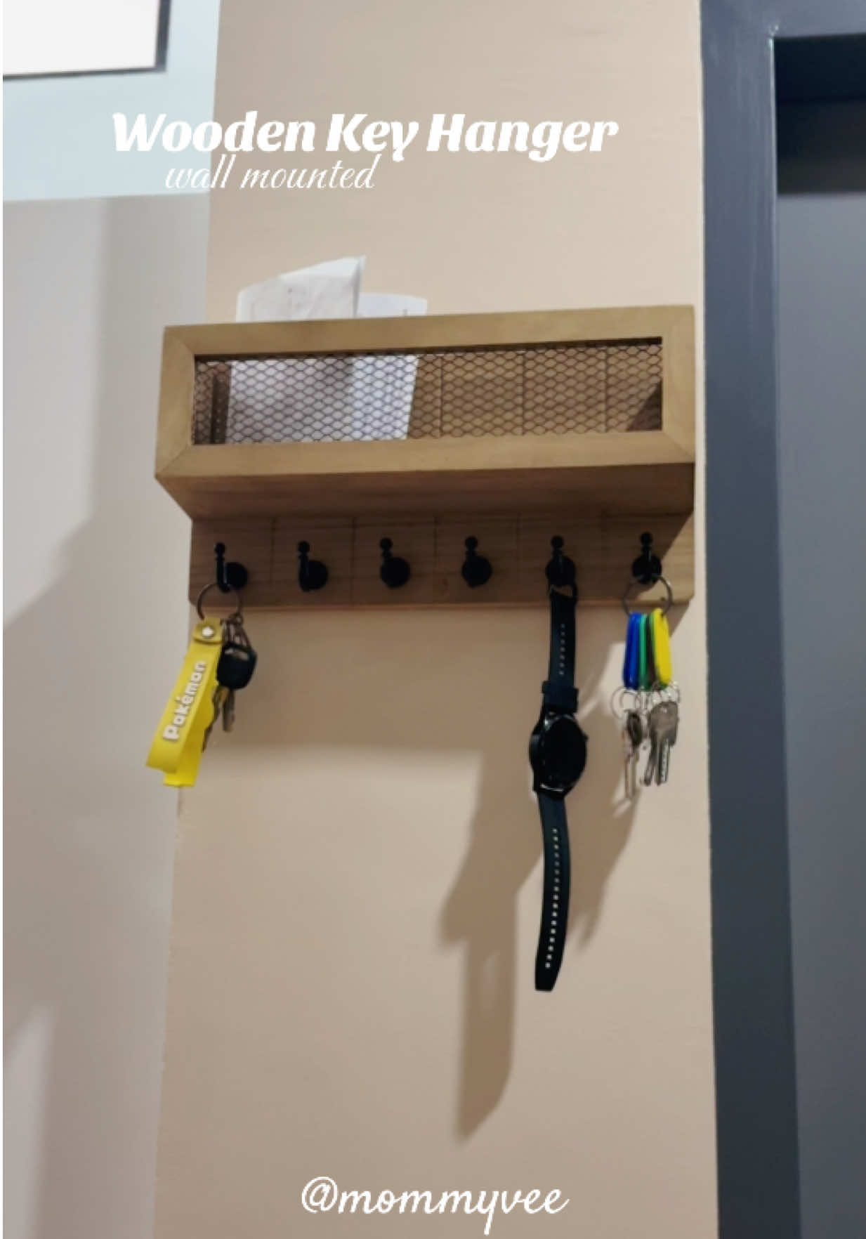 Say goodbye to lost keys! 👋 This wooden wall-mounted key hanger keeps everything neat and easy to find. 