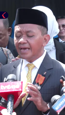 Menteri Energi dan Sumber Daya Mineral, Bahlil Lahadalia, buka suara soal temuan tambang emas ilegal di dekat kawasan Mandalika, Nusa Tenggara Barat, yang sebelumnya diungkap oleh Komisi Pemberantasan Korupsi (KPK). Tambang ilegal tersebut disebut mampu memproduksi hingga tiga kilogram emas per hari. Bahlil menegaskan, aktivitas tambang ilegal harus diproses secara hukum. Ia juga menyebut belum menerima laporan lengkap terkait temuan tersebut, namun menegaskan bahwa penanganan tambang tanpa izin merupakan ranah aparat penegak hukum. Bagaimana pendapatmu?  Simak video selengkapnya dan dapatkan berita terkini lainnya di www.kompas.tv serta youtube.com/kompastv  #BOLDKompasTV #TikTokBerita