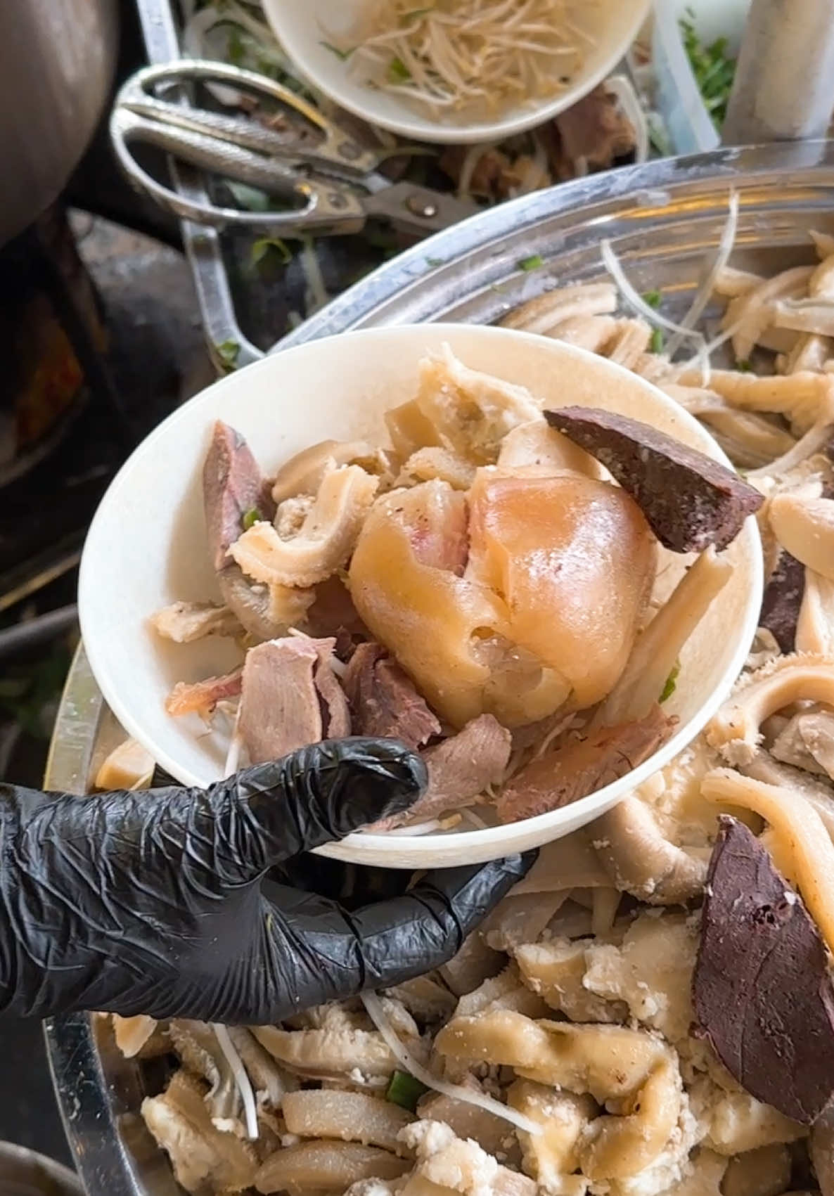 Tô cháo giò bò mix nạm lòng bò thập cẩm ở Cháo Bò 99 nhìn thôi là biết “ngon tới đáy tô” 😋 Giò bò giòn sần sật, nạm thì mềm tan, lòng bò dai nhẹ, chan cùng cháo nấu chuẩn vị — nóng hổi, thơm nức, húp một muỗng là thấy “ấm lòng cả ngày” luôn 🫶 Gọi ngay team hay la cà, team thích ăn khuya, hay team văn phòng rủ nhau đi đổi gió, ghé Cháo Bò 99 làm tô cháo nóng rồi tám chuyện tới sáng cũng được 🌙 #Chaobo99 #LearnOnTikTok #ancungtiktok #riviewanngon #xuhuongtiktok 