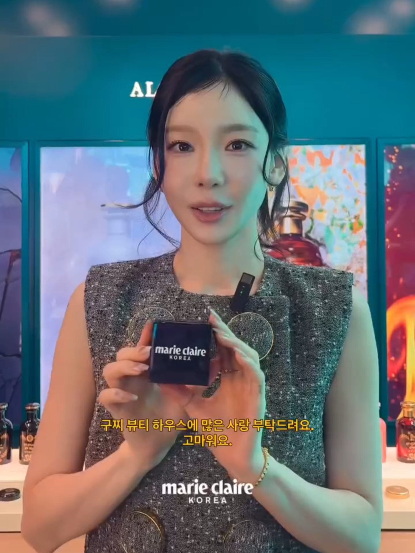 #제작협찬 #마리가간다 성수동 한복판, 아름다움의 새로운 가능성을 품은 공간이 문을 열었습니다. 구찌 뷰티의 첫 국내 팝업 스토어가 그 주인공입니다. 브랜드의 세계관을 오롯이 느낄 수 있는 이 몰입형 공간은, 구찌 하우스 특유의 감성과 향, 색으로 가득 채워져 있습니다. 3층으로 구성된 팝업은 1층의 포토존에서 시작해 2층 프래그런스 존에서 향으로 기억되는 순간을 선사하고, 마지막 3층에서는 구찌 뷰티의 메이크업 컬렉션을 직접 경험할 수 있습니다. 한정 메뉴를 선보이는 카페와 다채로운 이벤트까지 더해져, 단순한 스토어를 넘어 하나의 ‘경험’으로 완성됩니다. 오프닝 당일, 가수 #태연도 이 자리를 찾아 구찌 뷰티의 매력을 직접 즐겼습니다. 그가 선택한 ‘최애’ 스폿과 아이템이 궁금하다면 지금 영상으로 확인해보세요. 📍성수동2가 320-5 🗓10월 24일(금) ~ 11월 2일(일) #guccibeauty #구찌뷰티 #구찌뷰티하우스 #TAEYEON