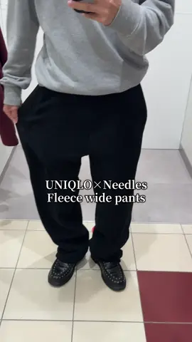 今話題のUNIQLO×Needlesのフリーワイドパンツ。 値段は3990円。ドローコードも付いてて裾を絞れる仕様になっている。 生地も薄くなく着てて暖かい。 個人的にはNeedlesのロゴマークがもう少し見やすいと良いと思った。 10/31（金）から店舗発売もあるからみんなチェックしてみて✅ #uniqlo #needles #pans #コラボ #fashion 