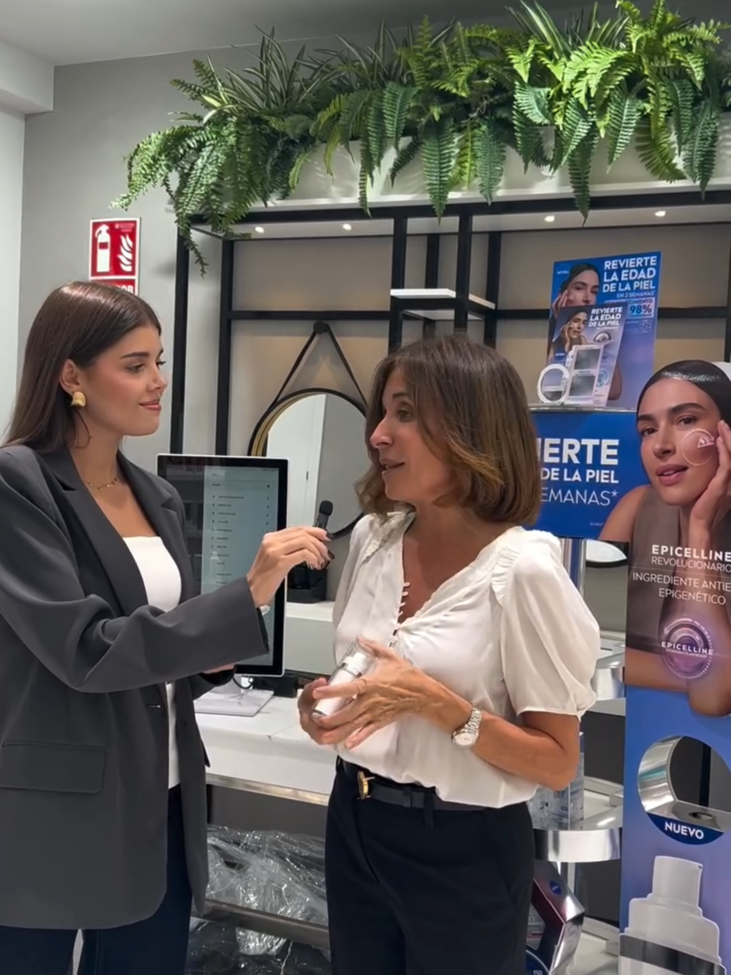 ¿Has oído hablar del nuevo Sérum Epigenetics de @nivea_es ? 🧬✨ La @sclinicdrasegurado nos cuenta todo sobre esta revolución en el cuidado de la piel🤗 Descubre cómo la epigenética puede cambiar tu rutina⏩️ Cellular Epigenetics Sérum Rejuvenecedor es un sérum eficaz que ayuda a conseguir una piel más radiante, rellena y con un aspecto visiblemente más joven. Nivea ha descubierto el ingrediente activo Epicelline®, un avance revolucionario en el campo de la ciencia epigenética, que revierte la edad celular reactivando las funciones de juventud de las células de la piel. Clínicamente probado mediante la tecnología patentada Age Clock Technology®, que demuestra que revierte la edad de la piel en 2 semanas. Combinado con tres tipos de ácido hialurónico, este sérum representa la más reciente innovación de Nivea en el ámbito antiedad. Gracias a su fórmula eficaz, combate 10 signos del envejecimiento y es apto para todo tipo de pie✨ Encuéntralo ya en Marvimundo🤭 #parati #nivea #cellularepigenetics #marvimundo