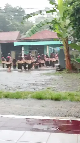 pulang latihan Pramuka pas hujan senang sekali rasanya