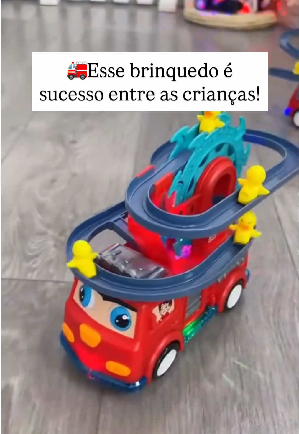 🚒✨ Diversão em dobro pros pequenos! Esse caminhão de bombeiro escorregador 2 em 1 com filhotes de patinho é simplesmente encantador! 😍 As crianças se divertem vendo os patinhos descerem como se fosse uma mini montanha-russa! 🐥🎢 Um brinquedo criativo, colorido e cheio de movimento — perfeito pra estimular a coordenação e garantir muitas risadas! 💛 Comenta “eu quero” e salva esse achadinho pra garantir o seu antes que acabe! 💥 #Achadinhos #BrinquedoInfantil #CaminhaoDeBombeiro #MontanhaRussaDePatinhos #brinquedoseducativos 