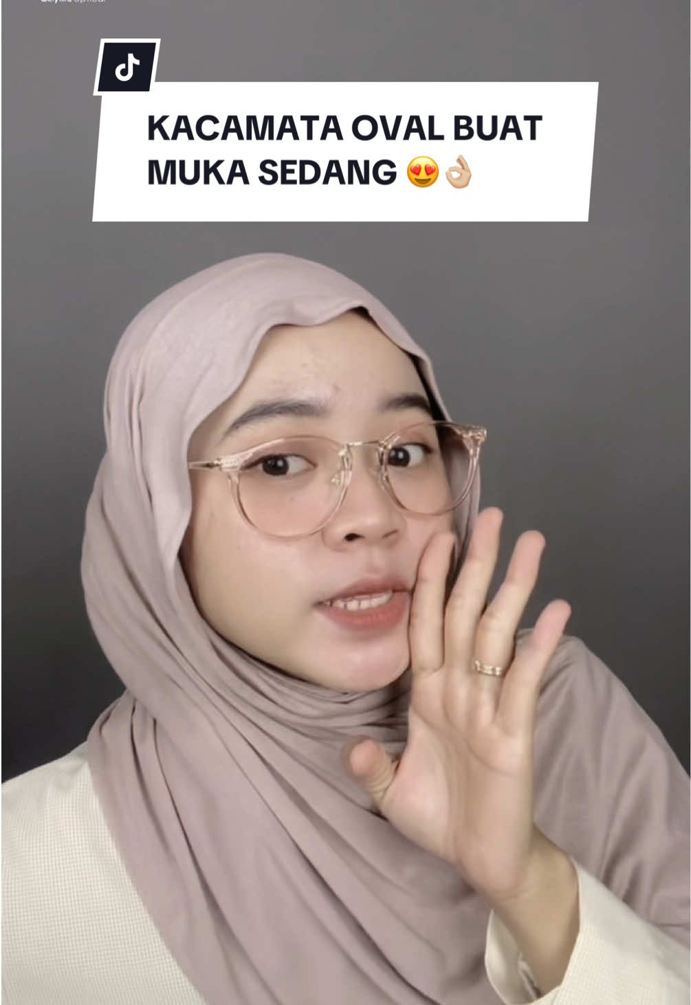 Replying to @meity327 Mindjav spill rekomendasi kacamata oval buat muka sedang🤗 Kalau mau checkout, ada di keranjang ya sobattt😉 #djavaoptik #kacamataminus #kacamataphotocromic #InspirasiFashion #TiktokShopOOTD #FuntasticPayday #mlbbhighlights #2025 #belanjaditiktokshop #belanjaditiktok #umkmindonesia #inspirasioutfit #outfit #cekoutsekarang #BeliLokal #BeliLokal  #TikTokMadeMeBuyIt #GajianSale