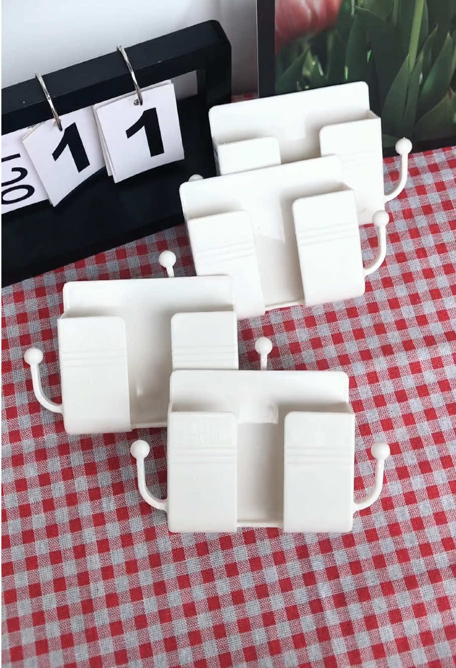 Giá đỡ dán tường đựng điện thoại khi sạc rất tiện dụng #giadodantuongdungdienthoai #giadodantuongsacdienthoai #giadodantuong #xuhuong #dogiadungtienich 