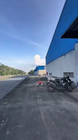 Cứ giao sàn cũ cho tụi em 🎨 Vài ngày sau nhận lại sàn bóng đẹp – sạch như mới 💎 Epoxy KCC chính hãng, thi công chuẩn từng lớp 💪@Elly Nhung  #SonEpoxy #ThiCongEpoxy #EpoxyKCC #SonSanDep #NhaXuongDep   