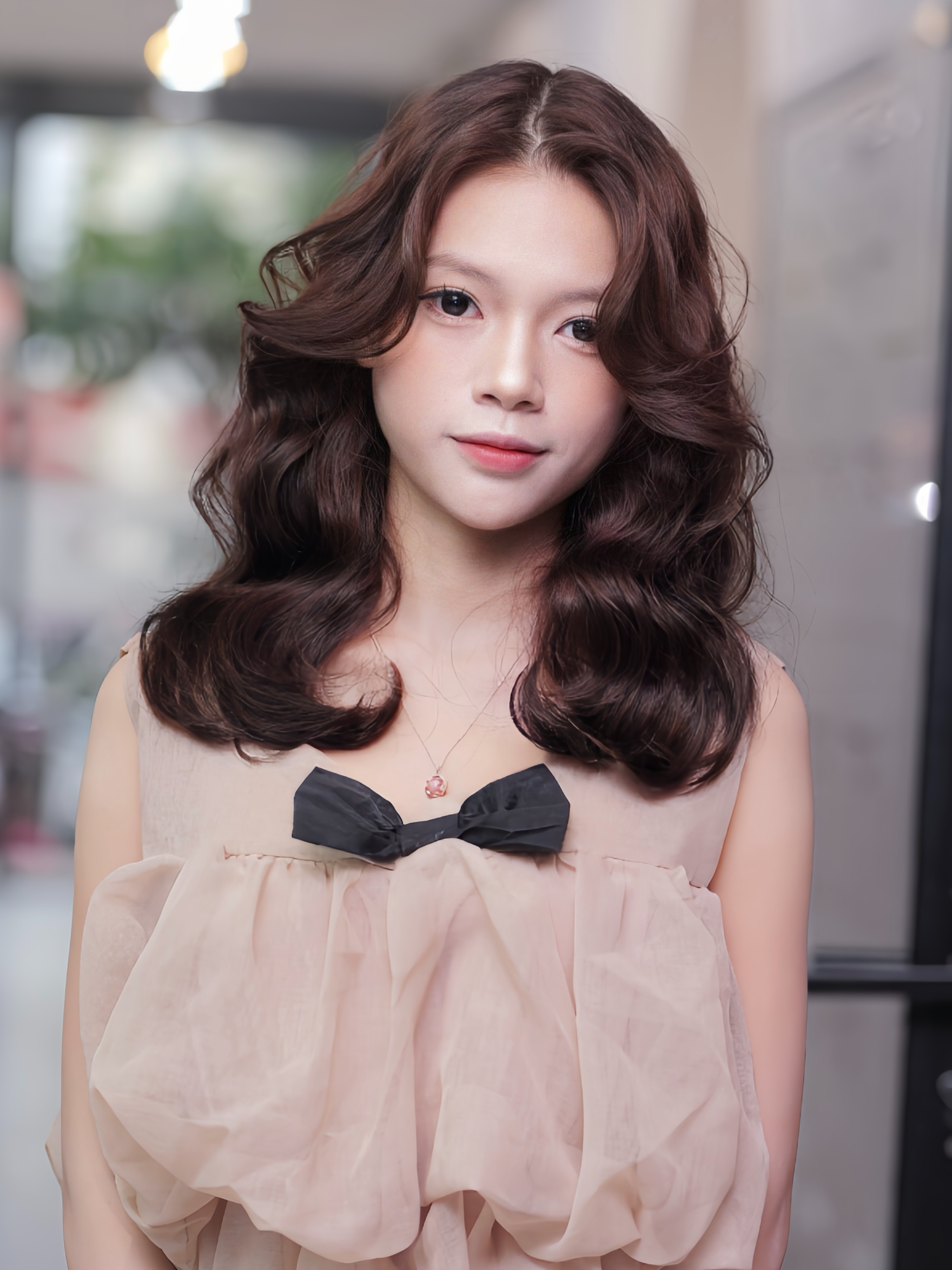 Lên trục sóng lỡ với kĩ thuật tiêu chuẩn, tạo nên nếp xoăn mềm mịn, căng bóng đạt độ thẩm mỹ cao anh chị em nhé. #CaoGiaLoc #Đào_Tạo_Uốn_Nóng_Tiêu_Chuẩn