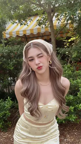 #gemini #AI #แจกpromptฟรี #aiสร้างภาพ #prompt ✅สร้างภาพหญิงสาวใบหน้าคงเดิม100% ภาพถ่ายสไตล์ยุค 2000 ต้น ๆ ของ [ผู้หญิงจากรูปที่อัปโหลดมา อย่าเปลี่ยนใบหน้า] เธอมีผมสีชานม ยาว ดัดลอนคลายๆธรรมชาติ มีปอยผมปิดหน้าเล็กน้อย ทรงปลิวตามลม เก๋ๆเท่ๆปนเซ็กซี่ หน้าเพ้อฝัน มองกล้อง ด้วยกล้องดิจิทัลคุณภาพต่ำ สไตล์ยุค 2000 ใช้แฟลชตรงพร้อมเอฟเฟกต์ฟุ้งนุ่มนวล (soft diffused glow), แสงแฟลชกระจายฟุ้ง, ไฮไลท์โอเวอร์เล็กน้อย, เนื้อภาพมีเกรนเล็กน้อย อารมณ์ภาพดิบ ๆ ธรรมชาติ บรรยากาศวินเทจดิจิทัล แสงโดยรอบอบอุ่น โทนสีแบบภาพยนตร์ โฟกัสแบบนุ่มนวลสุนทรียศาสตร์ของฟิล์ม 35 มม. พื้นผิวเกรนที่ละเอียดอ่อน • คุณสมบัติของใบหน้าและเส้นผม: ผมสีชานม ยาว ดัดลอนคลายๆธรรมชาติ มีปอยผมปิดหน้าเล็กน้อย ทรงปลิวตามลม เก๋ๆเท่ๆปนเซ็กซี่ • ท่า: ขี้เล่น ร่าเริง ขยิบตาพร้อมกับใบหน้าจุ๊บๆ ให้ท่าเป็นธรรมชาติ • พื้นหลังและบรรยากาศ: พุ่มไม้และต้นไม้สีเขียวชอุ่ม หลังคามีลายทางสีเหลืองและสีขาวปกคลุมบางส่วนด้วยต้นไม้สีเขียว พื้นดินปูด้วยหินกรวดสีน้ำตาลขนาดเล็ก สร้างบรรยากาศกลางแจ้งที่เป็นธรรมชาติ สีสันสดใส สไตล์ภาพถ่ายไลฟ์สไตล์สมจริง ภาพให้ความรู้สึกสดใส อบอุ่น และโรแมนติก ในบรรยากาศยามเย็น (หน้าเข้ากับภาพต้นฉบับ อัตราส่วน 4:3 ใช้ภาพที่แนบมาด้านบน ) • เสื้อผ้า: ชุดเซ็ท 2 ชิ้น สีครีมอมเหลือง เสื้อสายเดี่ยว ลายดอกไม้เล็กๆ กระโปรงเข้ารูป เข้าเซ็ทเนื้อผ้าซาติน • เครื่องประดับ: สร้อยทองเส้นเล็ก ต่างหูห่วงสีทอง สร้อยข้อมือสีทองขนาดเล็ก ผ้าเช็ดหน้าลูกไม้ผูกบนศีรษะของเธอ