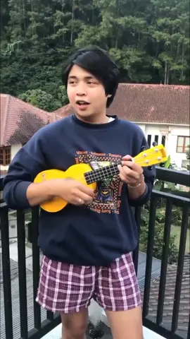 Kali ini kita hadirkan #Acin dari @The Panturas dengan suara dan senyum khasnya yang menawan hati memainkan ukulelenya. Mari berdendang bersama menyanyikan Duka Akhir Kemarau 🕺🌹 Makasih kak Acin! #indischeparty #thepanturas #abyanza #anakbuahkapal 