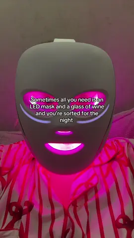 My Friay nights are wildddddd now #SelfCare #ledmask #skintok #fridaynight #dealdrops 