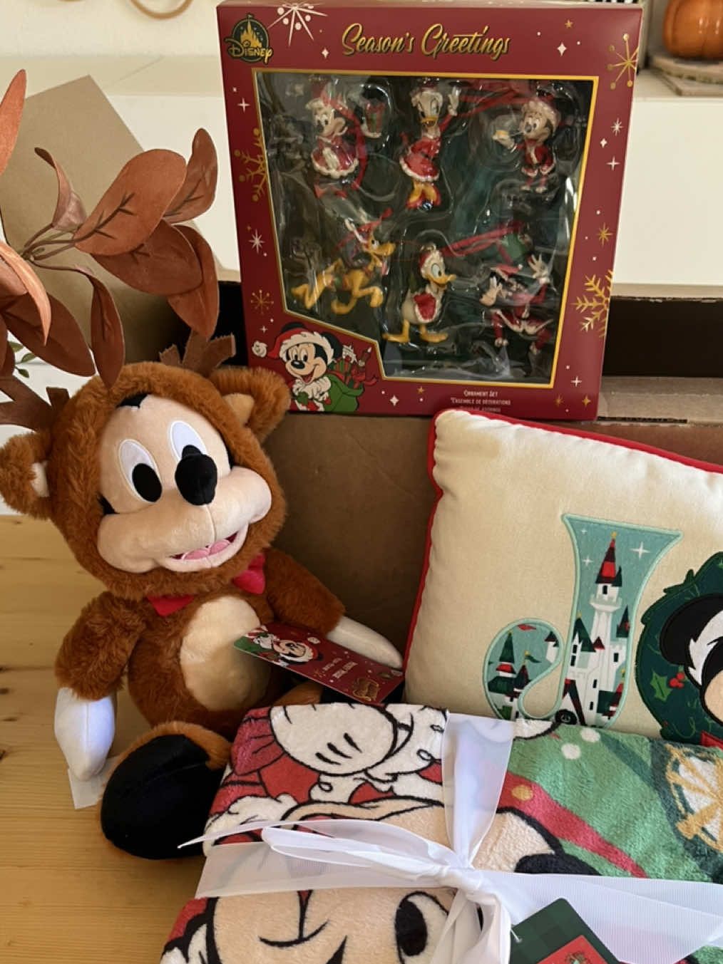 La navidad mágica de la Disney Store 🥰🥰🥰 ¿Qué te gusta más? #unboxingtoys #unboxingdisney  #christmastime #disneystore #navidad🎄🎀 