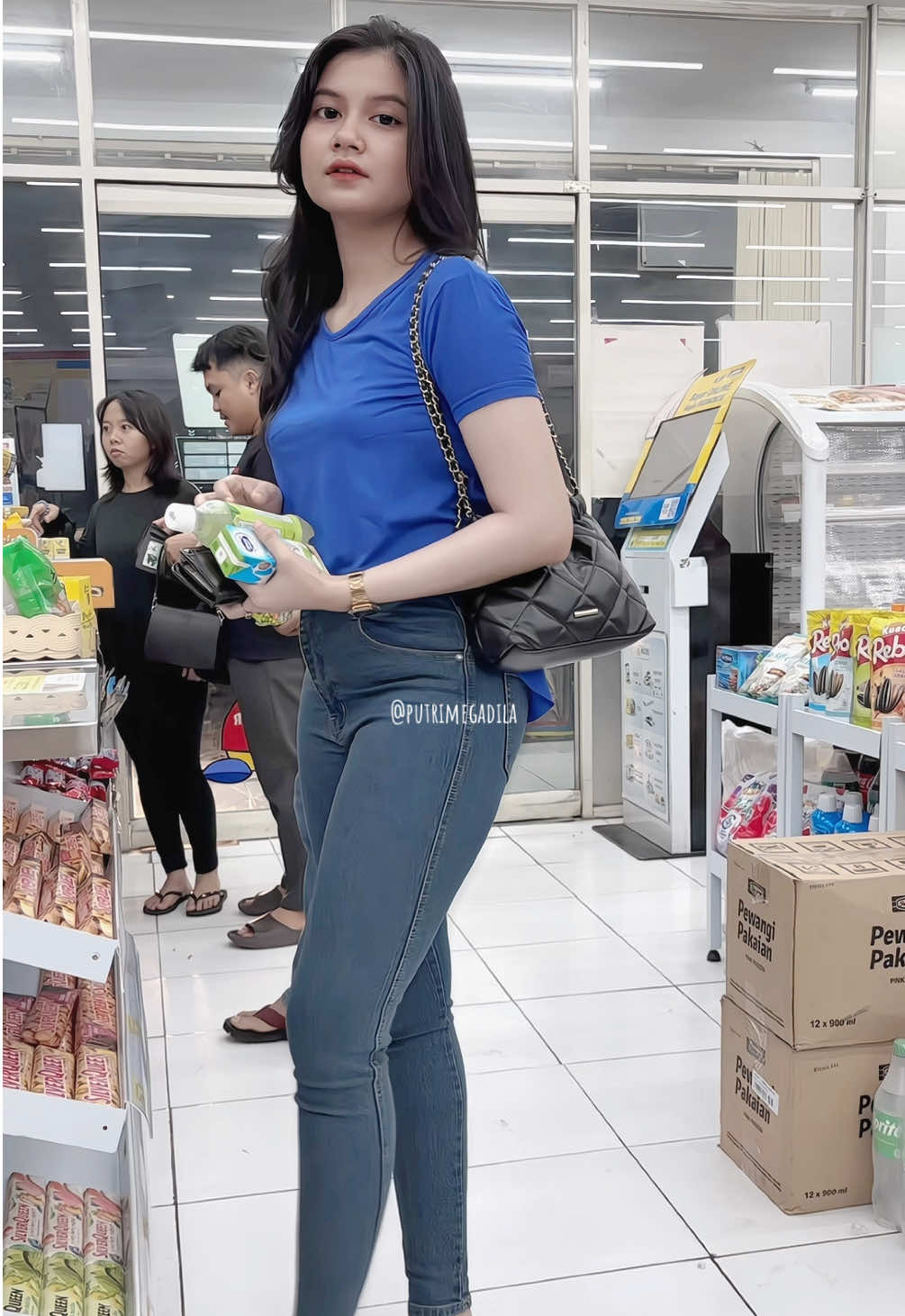 outfit sat set pake kaos cantik banyak pilihan warna💙 #kaoswanita #kaosvneck #outfit #outfitideas 