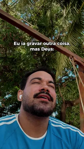 Deus tem o poder de mudar TUDO! E quando Ele entra, até o que parecia impossível começa a fazer sentido. Eu já carreguei pensamentos pesados, dias confusos e um coração cansado, mas foi a presença dEle que trouxe paz no meio da tempestade. É uma paz que o mundo não entende, mas que preenche tudo por dentro. Quando Deus transforma, Ele não muda só a vida por fora, Ele acalma a alma por dentro. 🙏🏽❤️‍🩹