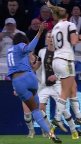 An absolute rocket 🚀  #UWNL #KadidiatouDiani #France #WomensFootball 